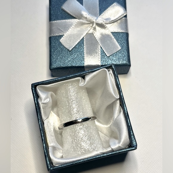 Pretty Blue Rhinestone Ring - Picture 2 of 4